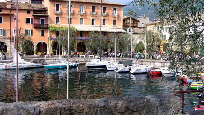 Hafen von Torri del Benaco